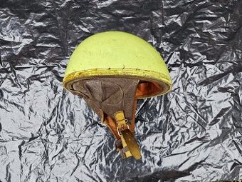 Stará přilba na motorku - kokoska