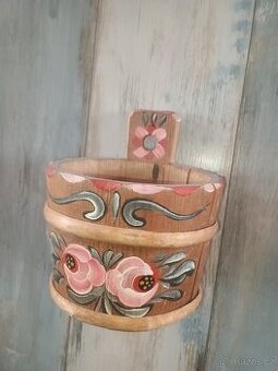 Lokoťové kolo, máselnice, chomout, lustr aj.