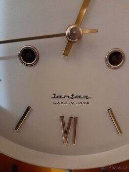 Prodám staré nástěnné hodiny 3 ks,klientelu,jantar a jen skř