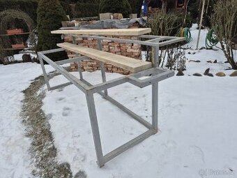 Pracovní stůl z jeklu