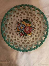 Závěsný keramický talíř
