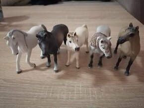 Schleich koně (sběratelské figurky)