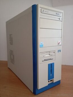 Starší PC skříň s DVD mechanikou a disketovou jednotkou
