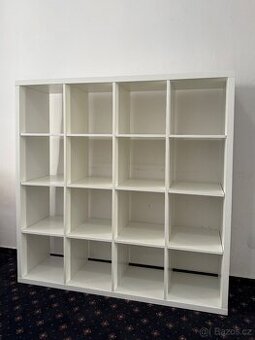 Bílý regál KALLAX IKEA 4x4