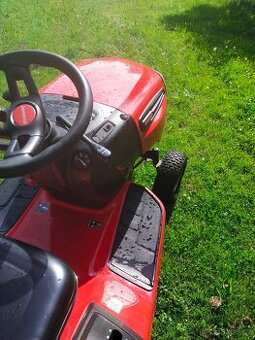 Sekací traktůrek Jonsered Lt 2213ca