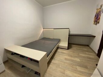 Dřevěná postel s úložnými prostory a psacím stolem