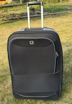 Černý kufr na kolečkách