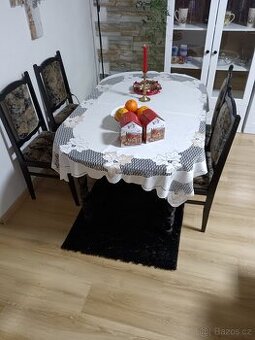 Rozkládací stůl a čtyři židle