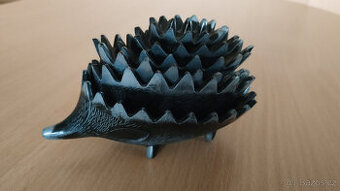 Retrosouprava kovových popelníků ve tvaru ježka