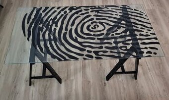 Psací stůl se skleněnou deskou