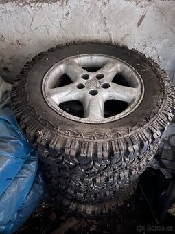 Pneu terénní o rozměrech  235/60 R16 - 1