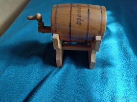 Staré dřevěné vázičky s ouškem a jiné