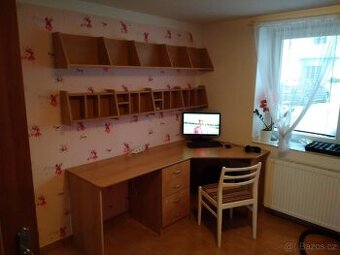 Prodám pracovní stůl+ dvě police