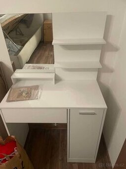 Kosmetický stoleček