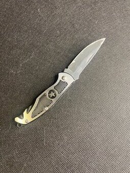 Malý zavírací nůž 2002 – kovová rukojeť se znakem hvězdy