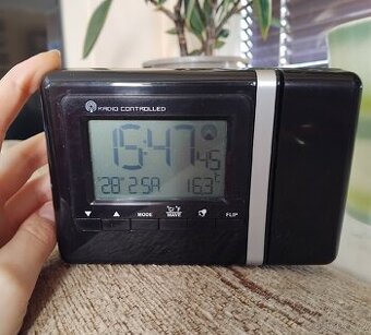 Budík s projekcí na strop