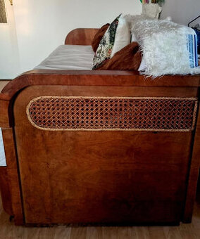 Originální provorepublikový otoman-sofa s ručním výpletem