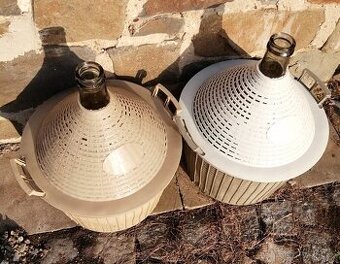 PRODÁM demižony o objemu 25 litrů v plastovém koši, 2 ks