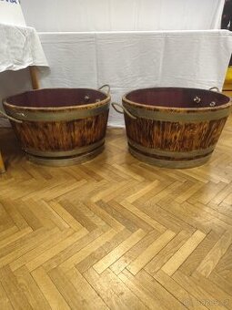 Originální květináč z dubového sudu