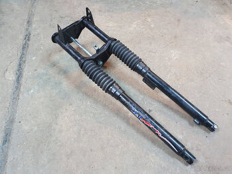 Prodám originální černá přední vidlice na Manet Korado