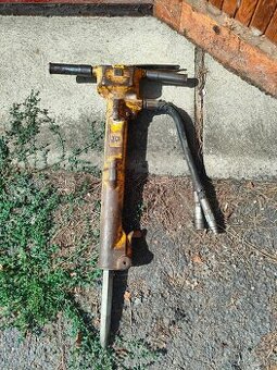 Obouruční hydraulické kladivo JCB