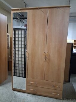 Šatní skříň se zrcadlem