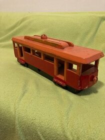 stará hračka - dřevěná tramvaj - 1