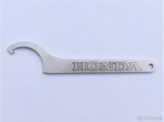 Honda CB 1100 - nerezový klíč na zadní tlumič