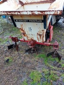 Sazeč brambor zatmění traktor