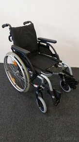 Mechanický invalidní vozík je skládací a odlehčený, nabízený