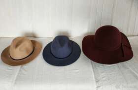 Vlněné klobouky.