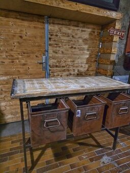 Industriální pracovní stůl s kovovými zásuvkami