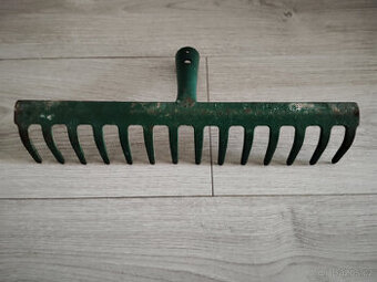 Kovové hrábě