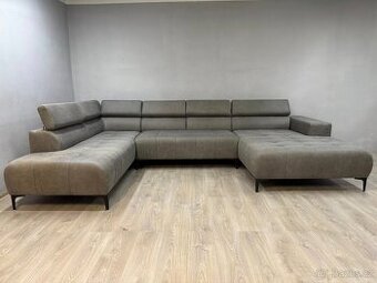 Sedací souprava s taburetem.