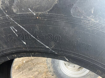 pneu 16,9 x 30 10 PR