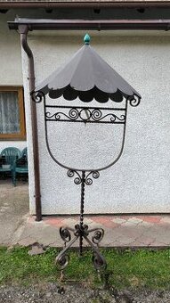 Ručně kovaný stojan s ozdobnou stříškou