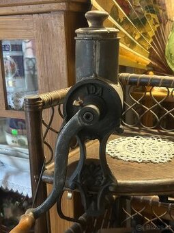 Starý litinový mlýnek „IDA“ –  (1880–1920)