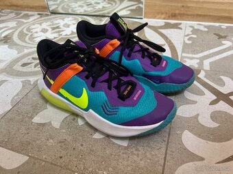 Vynikající tenisky na basketball NIKE, vel. 38