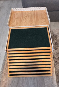 Mince, starý zásobník na uložení sbírky mincí a medailí