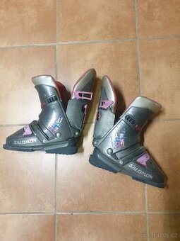 Lyžařské boty SALOMON, hole VÖLKL, chrániče zápěstí, vak