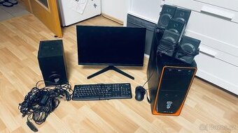 Stolní počítač a reproduktory