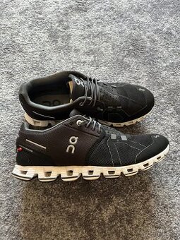 On Runnnig, model Cloud, velikost 38,5 černobílé