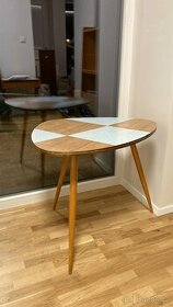Trojúhelníkový retro stolek - trojnožka / styl Brusel