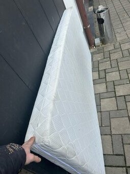 Prodáme dřevěnou postel – skvělý stav 🛏️✨