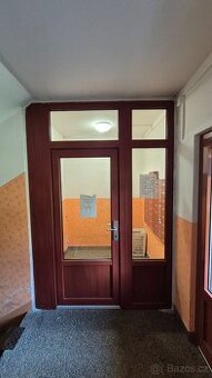 Plastové vchodové dveře z panelového domu 80 cm
