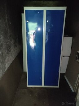 Plechová šatní skříň pro 4 lidi jako nová - 2 kusy