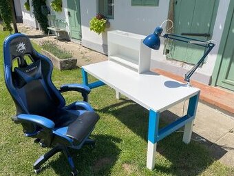 Psací stůl IKEA PÅHL s nástavcem, lampou a herní židlí