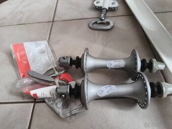 Přední náboje + součástky na silniční pedály