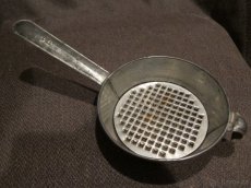 starý hliníkový cedník na noky, halušky DÍLO