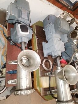 Elektrický Mlýnek na maso 32